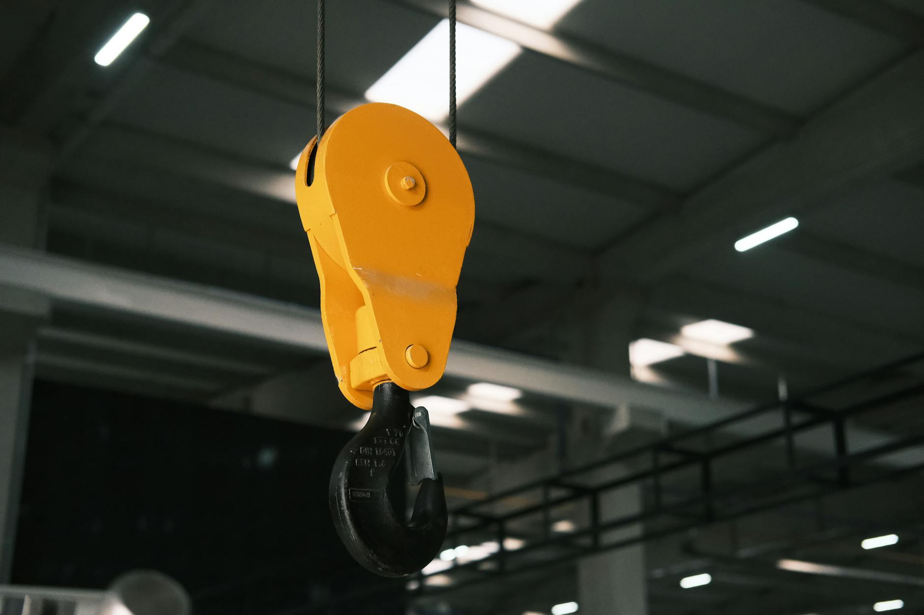 Żółty hak suwnicy w hali przemysłowej w Turcji