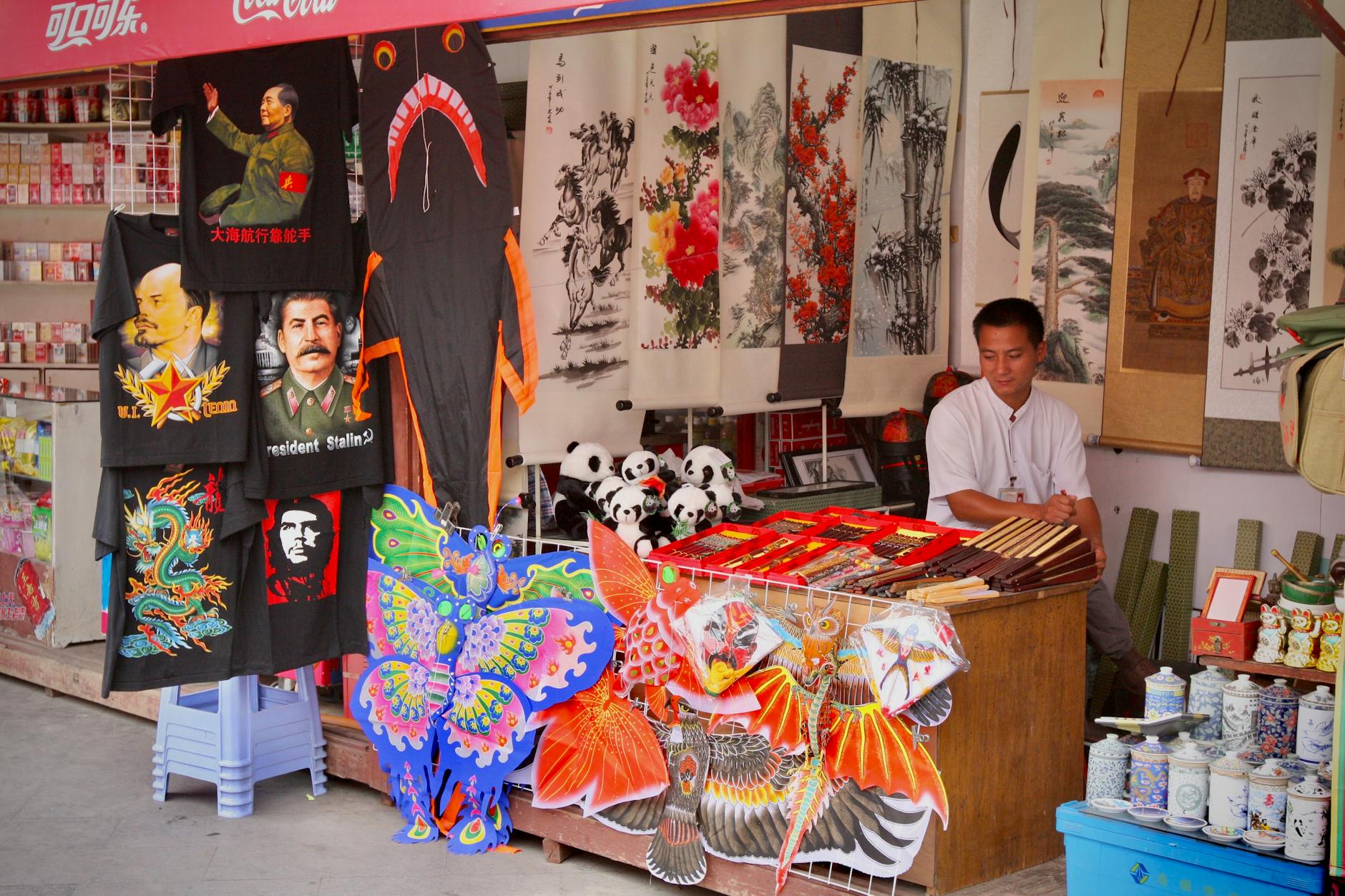 Kolorowe stoisko na pekińskim bazarze z tradycyjnymi pamiątkami
