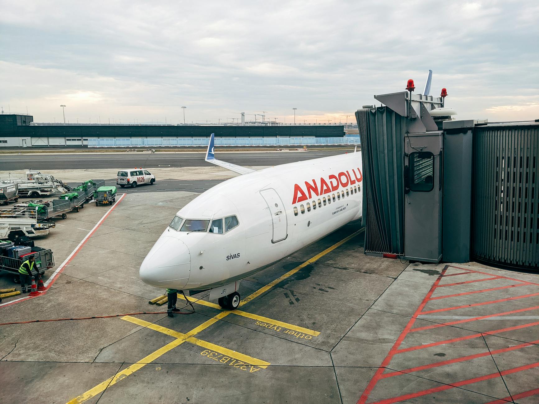 Samolot Anadolu Jet przy rękawie na płycie lotniska Frankfurt