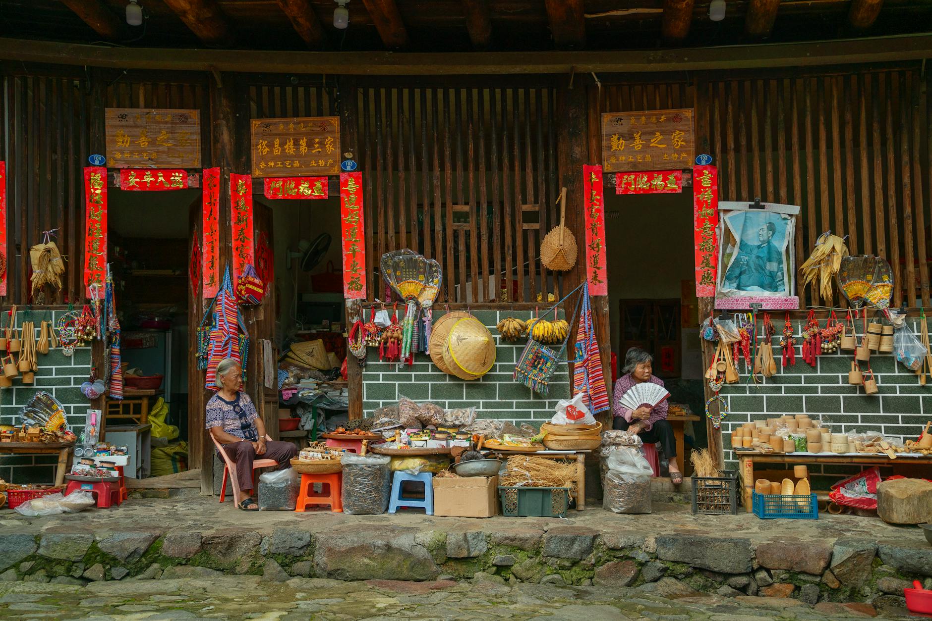 Najlepsze pamiątki z Chin: co przywieźć i na co uważać na bazarze Targ w Xiamen w Chinach z lokalnymi pamiątkami na straganach