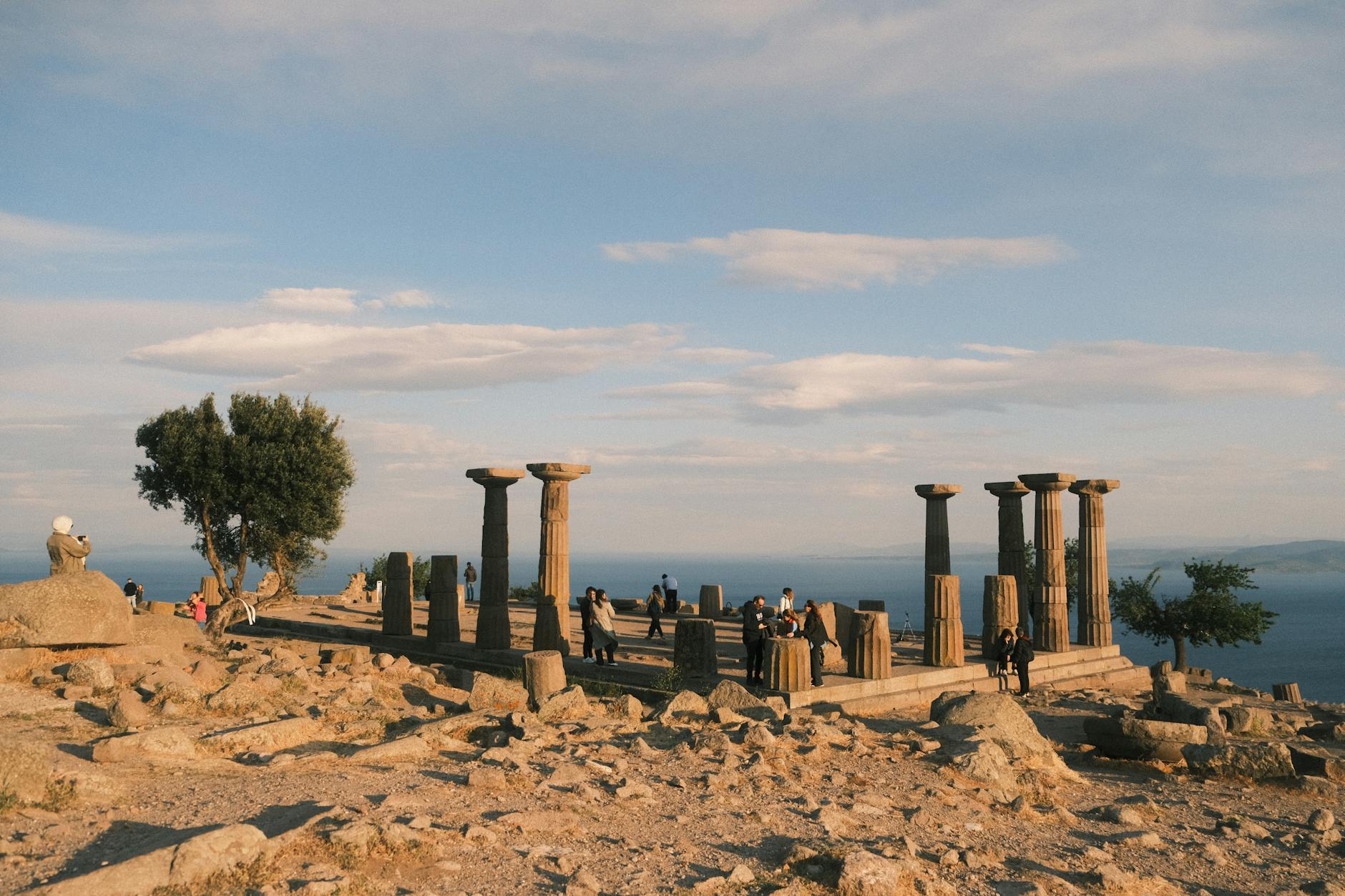 Antyczne ruiny Behramkale na klifie z widokiem na Morze Egejskie