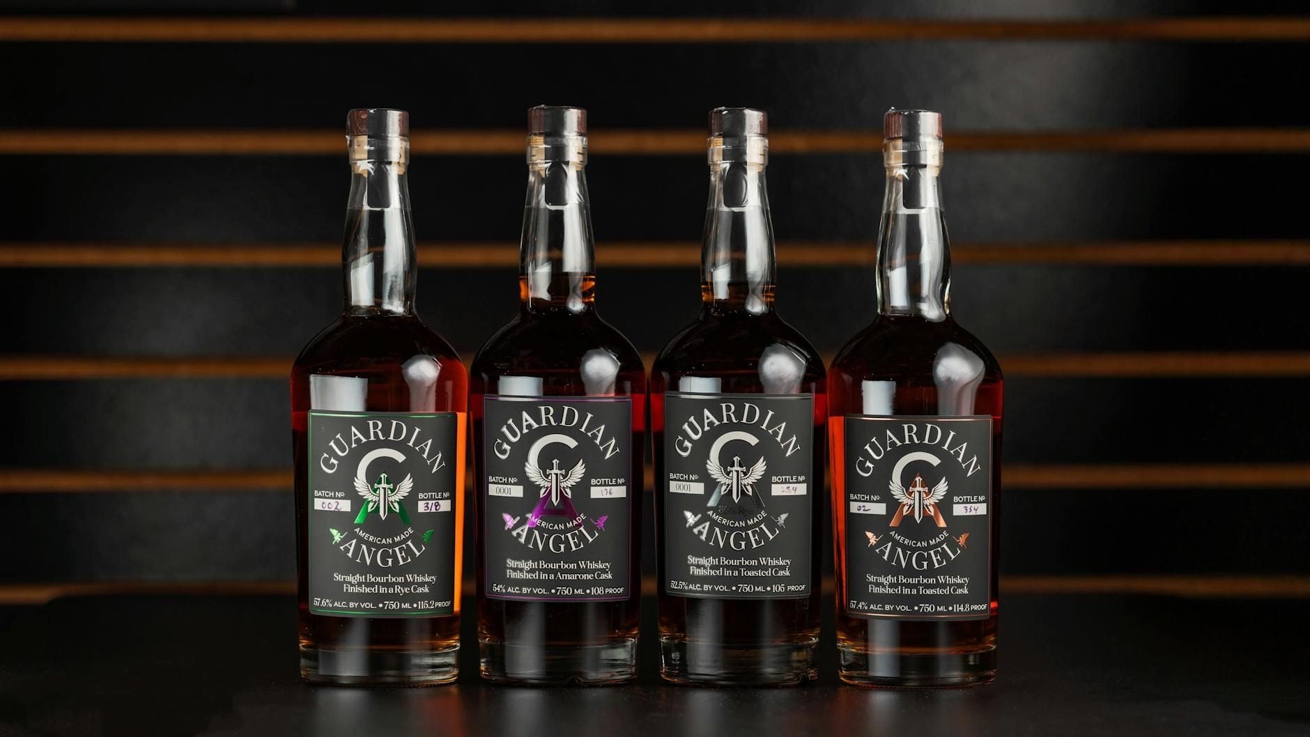 Butelki bourbonu Guardian Angel na barze w stylowym pubie