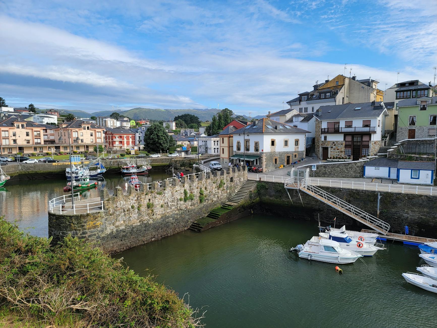 Hiszpańska nadmorska wioska z łodziami i białymi domami nad zatoką