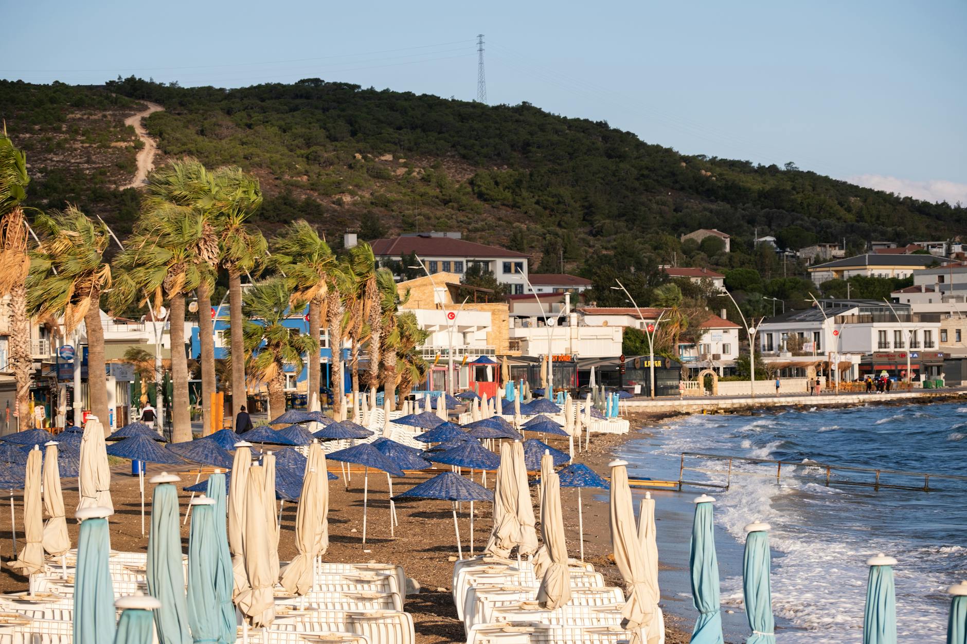 Bodrum czy Marmaris: które miejsce wybrać na wakacje? Puste leżaki i parasole na plaży w Turcji o zachodzie słońca