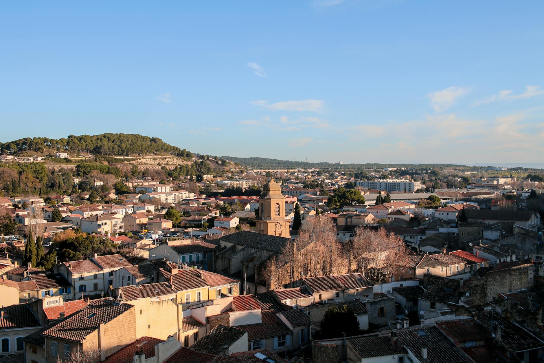 Widok z lotu ptaka na wzgórzową wieś Miramas w Prowansji