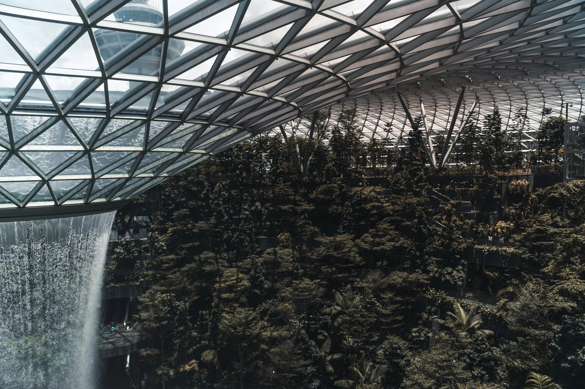 Wodospad Rain Vortex w Jewel Changi Airport podczas deszczowej pogody