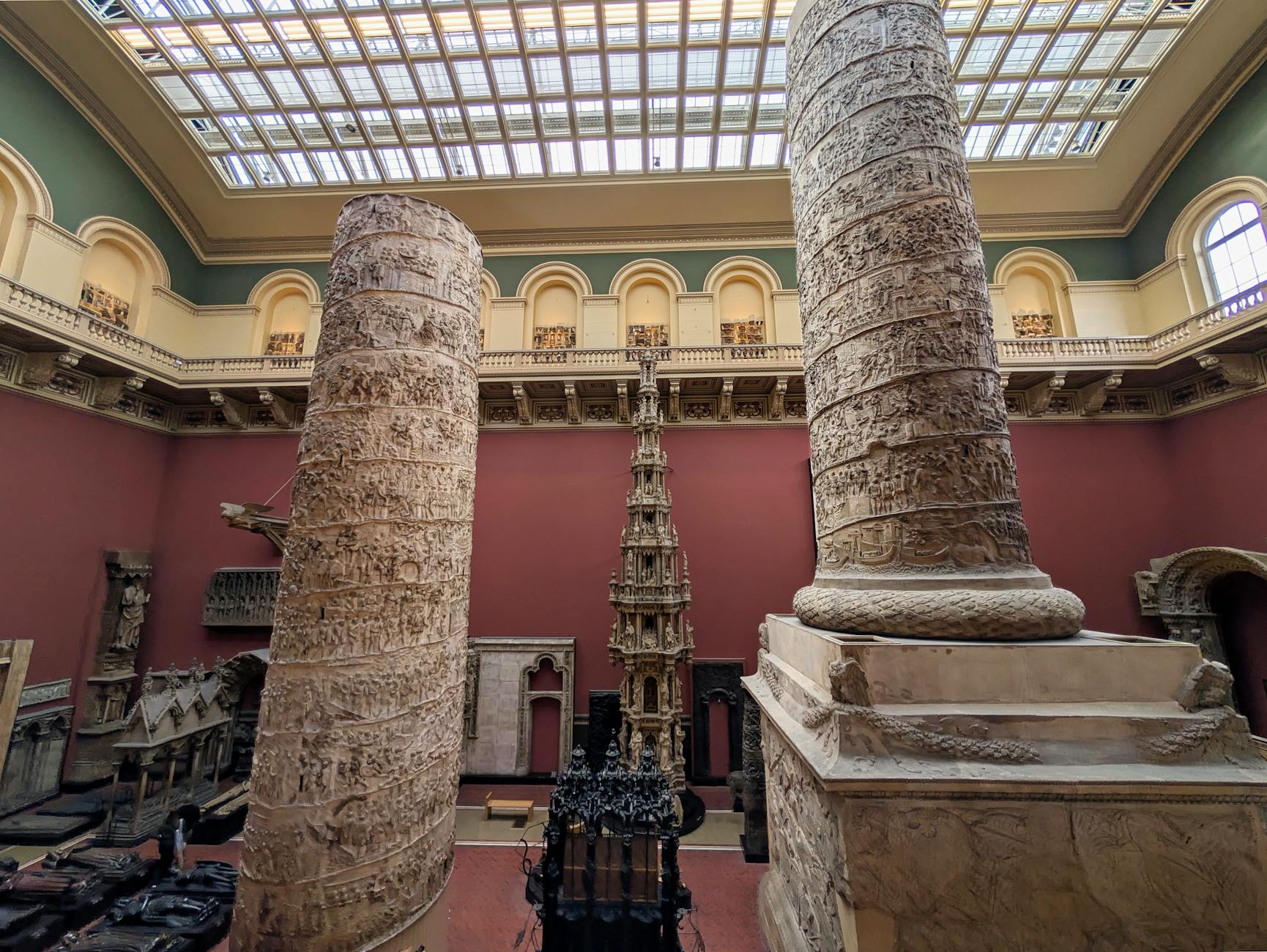 Klasyczne kolumny we wnętrzu jednego z muzeów w Londynie Klasyczne kolumny we wnętrzu jednego z muzeów w Londynie