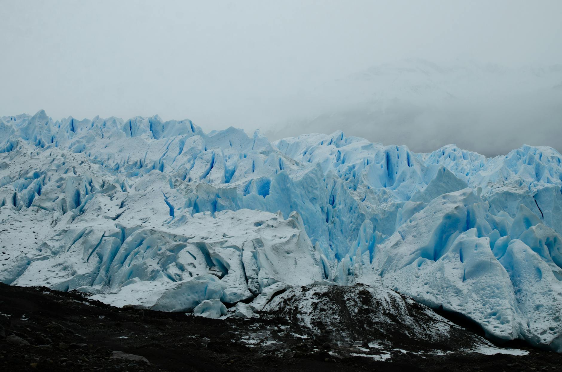Lodowiec Perito Moreno o lodowoniebieskim kolorze w El Calafate