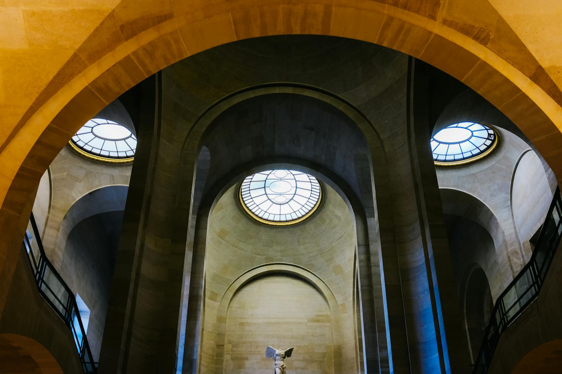 Skrzydlate Zwycięstwo Samotrackie w monumentalnym wnętrzu Luwru