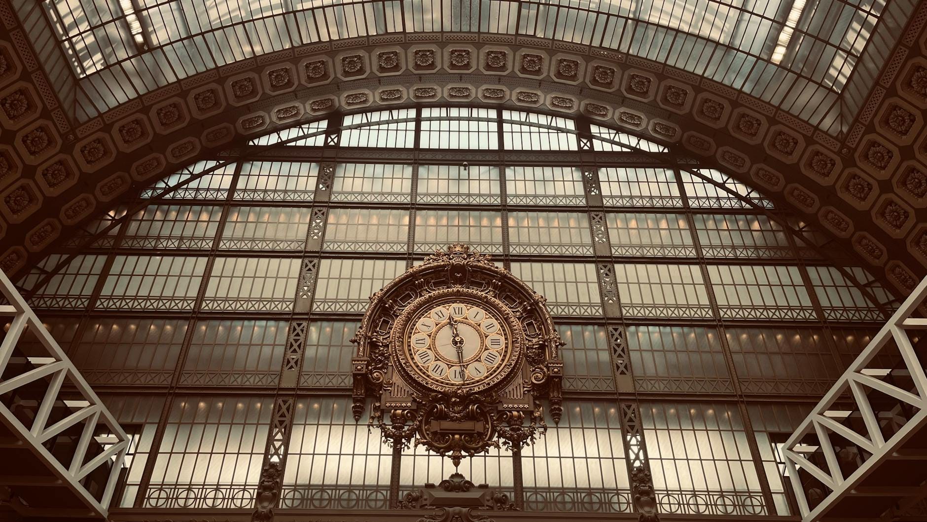 Zabytkowy zegar w Musée d’Orsay na tle secesyjnej architektury