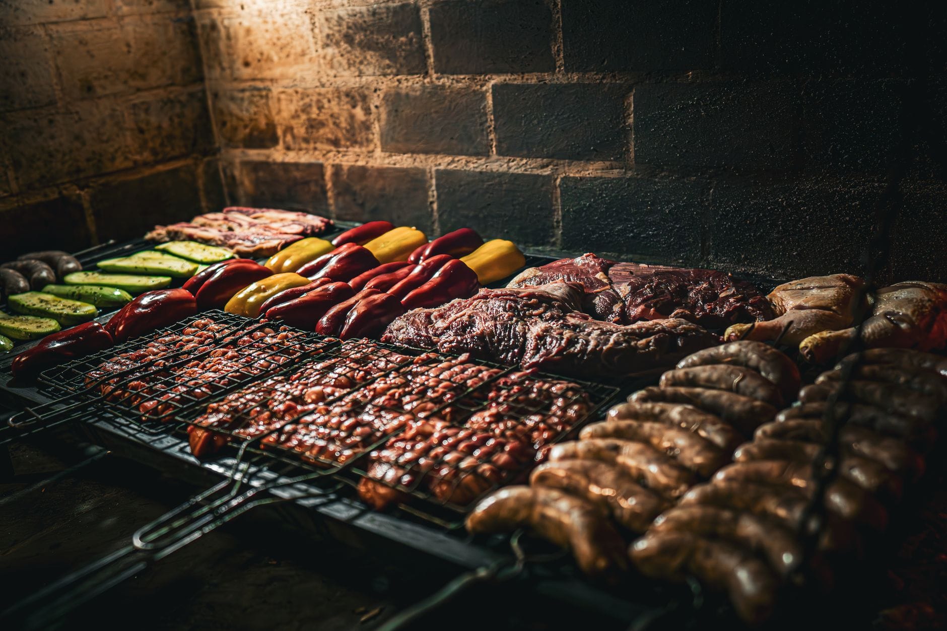 Mięsa i warzywa grillowane na kolumbijskim asado w regionie Huila
