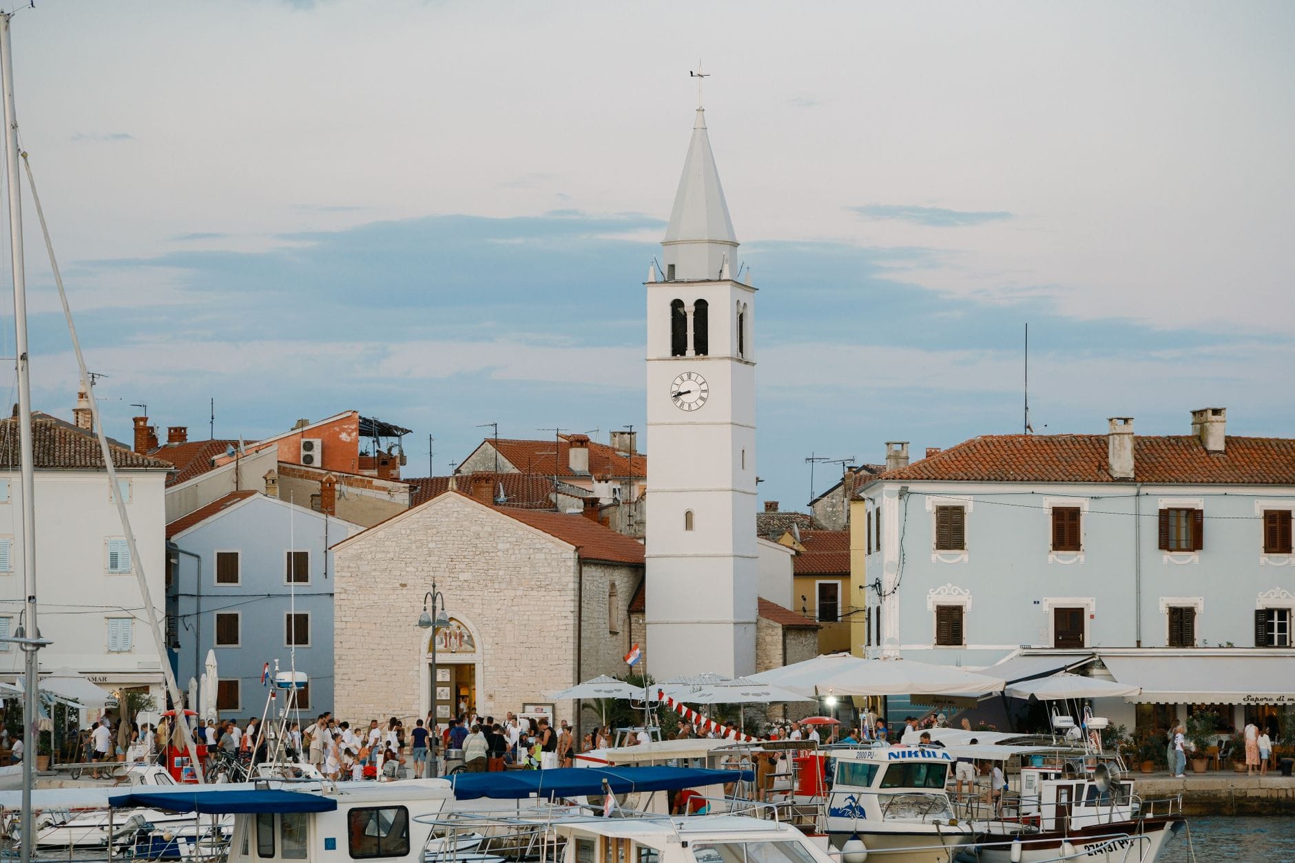 Istria na weekend: Rovinj, Pula i ukryte zatoczki Chorwacki port z wieżą zegarową i łodziami o zmierzchu