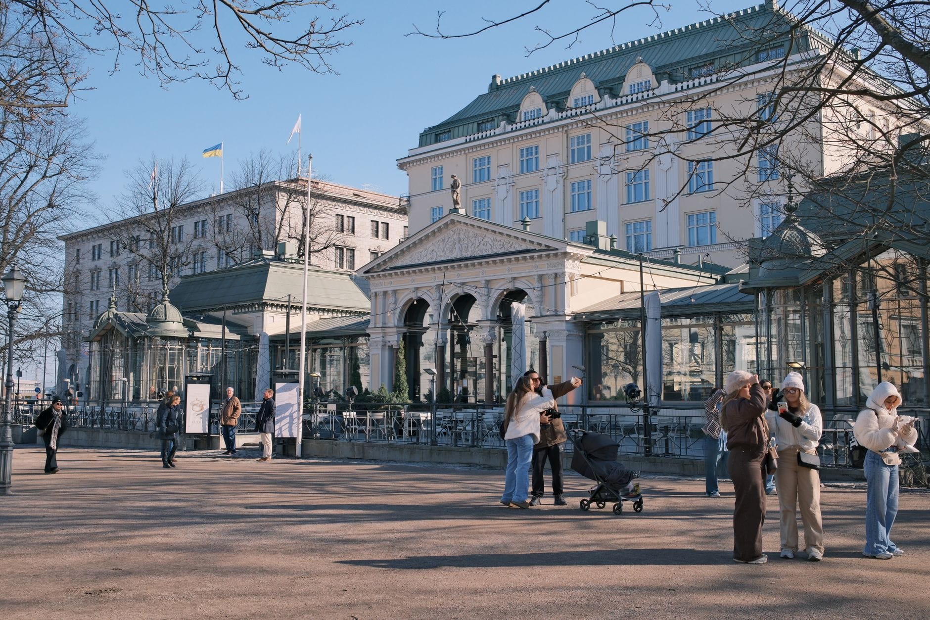 Gwarne miejskie centrum Sztokholmu z klasyczną zabudową w słońcu