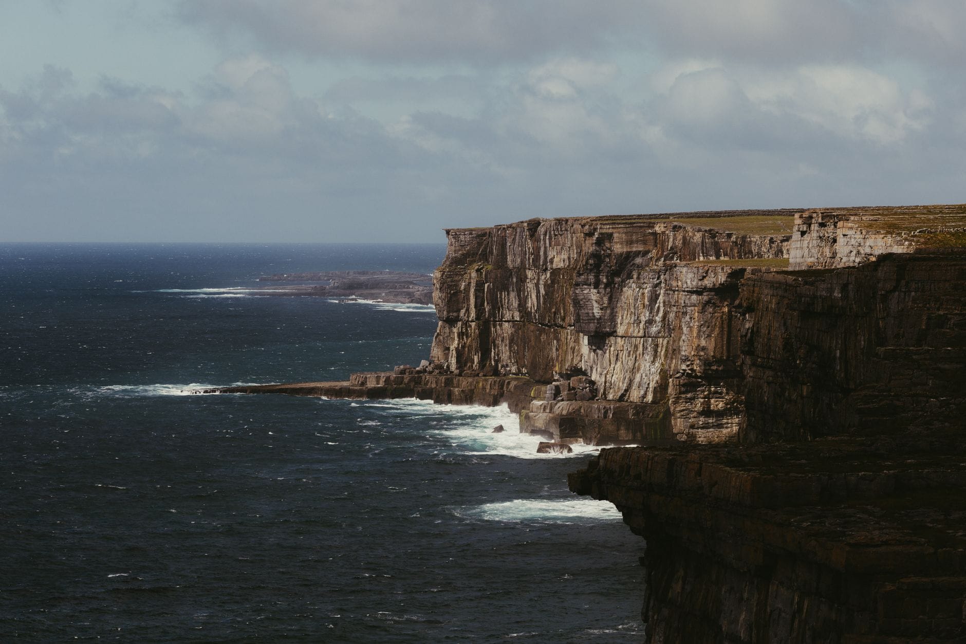 Klify nad oceanem w hrabstwie Clare w Irlandii