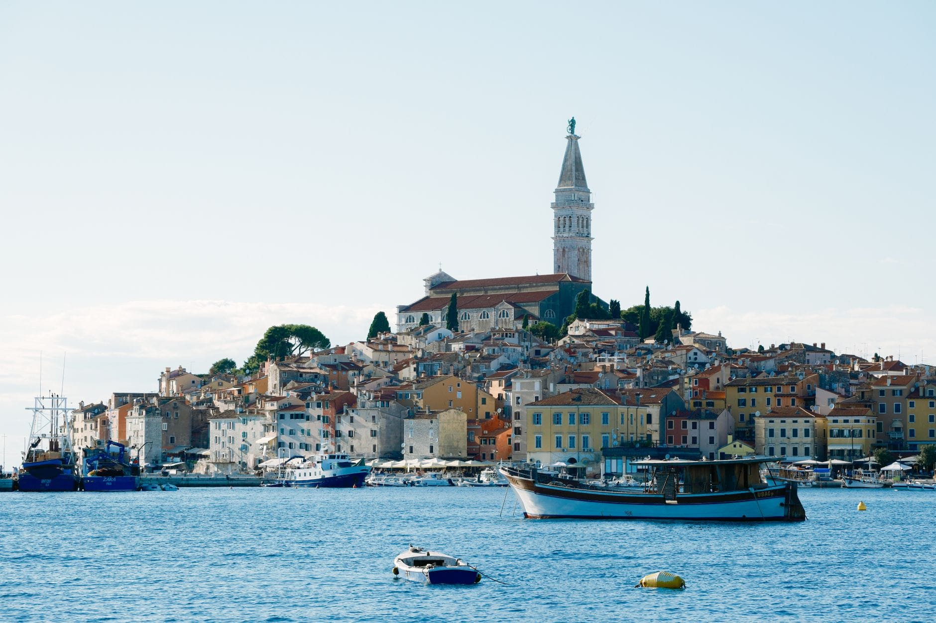 Rovinj i kościół św. Eufemii nad portem w Chorwacji