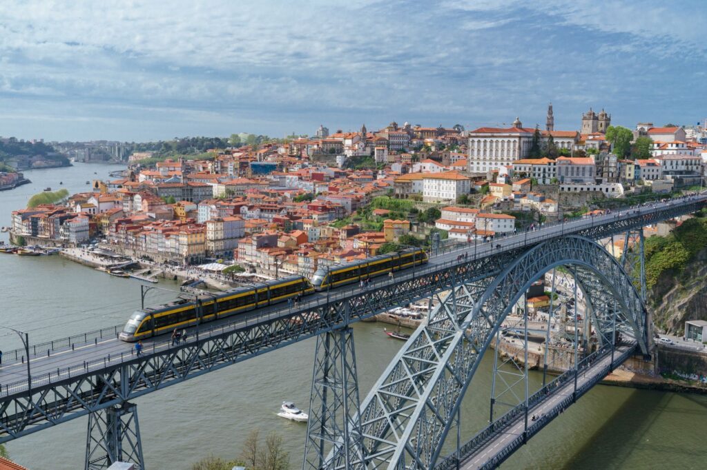 Portugalia pociągiem czy wynajętym samochodem? Porównanie kosztów, wygody i dostępności tras