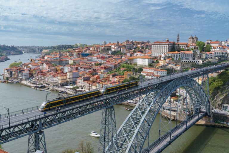 Portugalia pociągiem czy wynajętym samochodem? Porównanie kosztów, wygody i dostępności tras