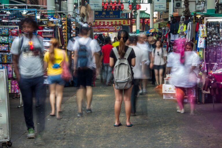 Tłum ludzi na ruchliwym targu ulicznym w Kuala Lumpur