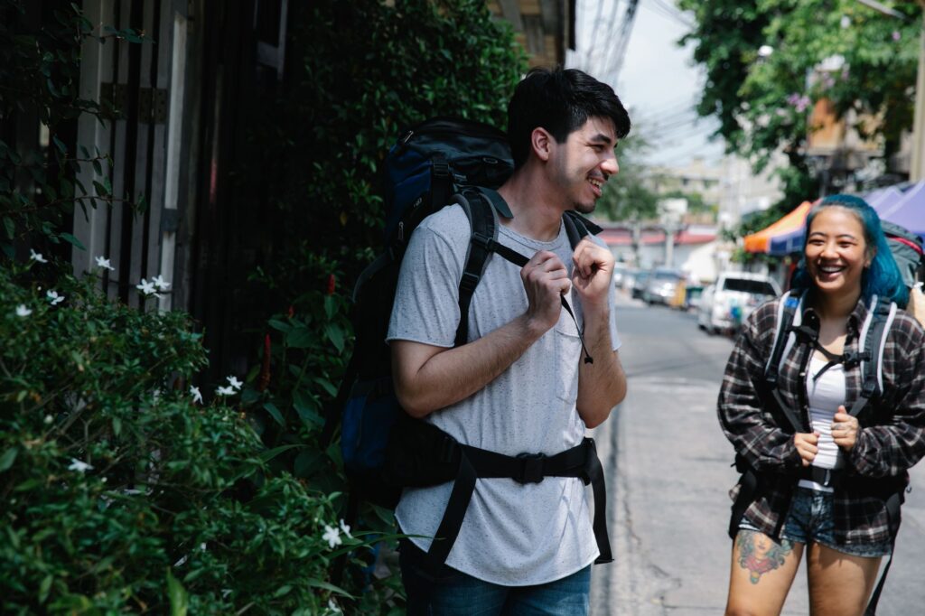 Uśmiechnięci backpackerzy idą zieloną ulicą w Gwatemali